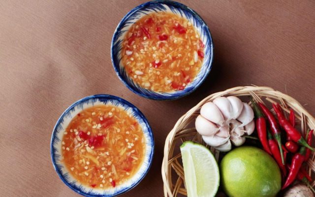 pha nước mắm chấm thịt luộc